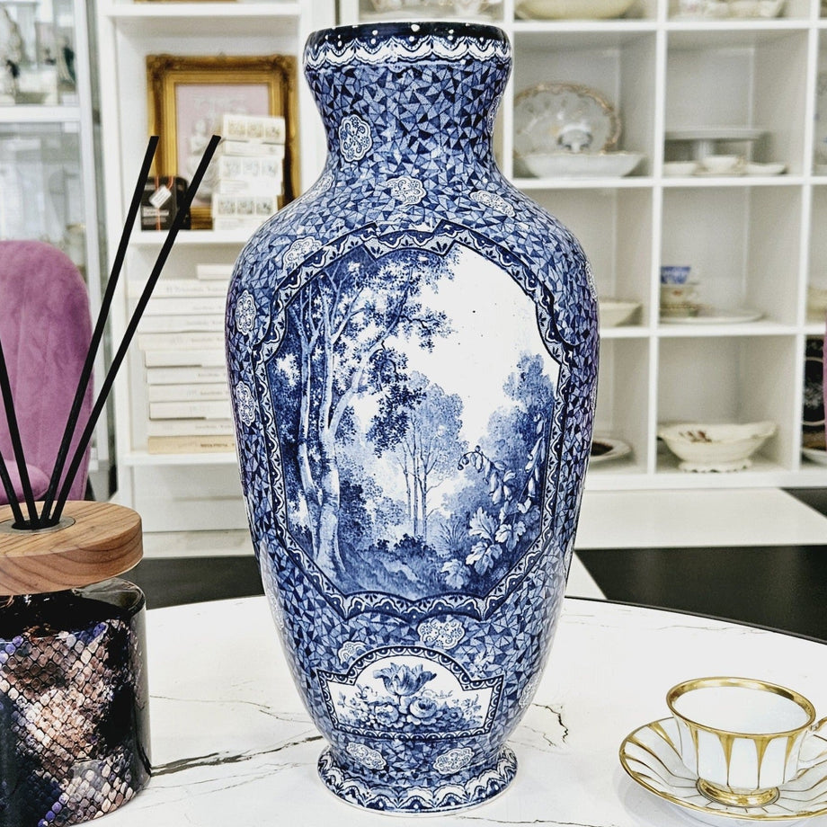 Einzigartige blaue Vase mit einer schönen Naturlandschaft und Blumen ( –