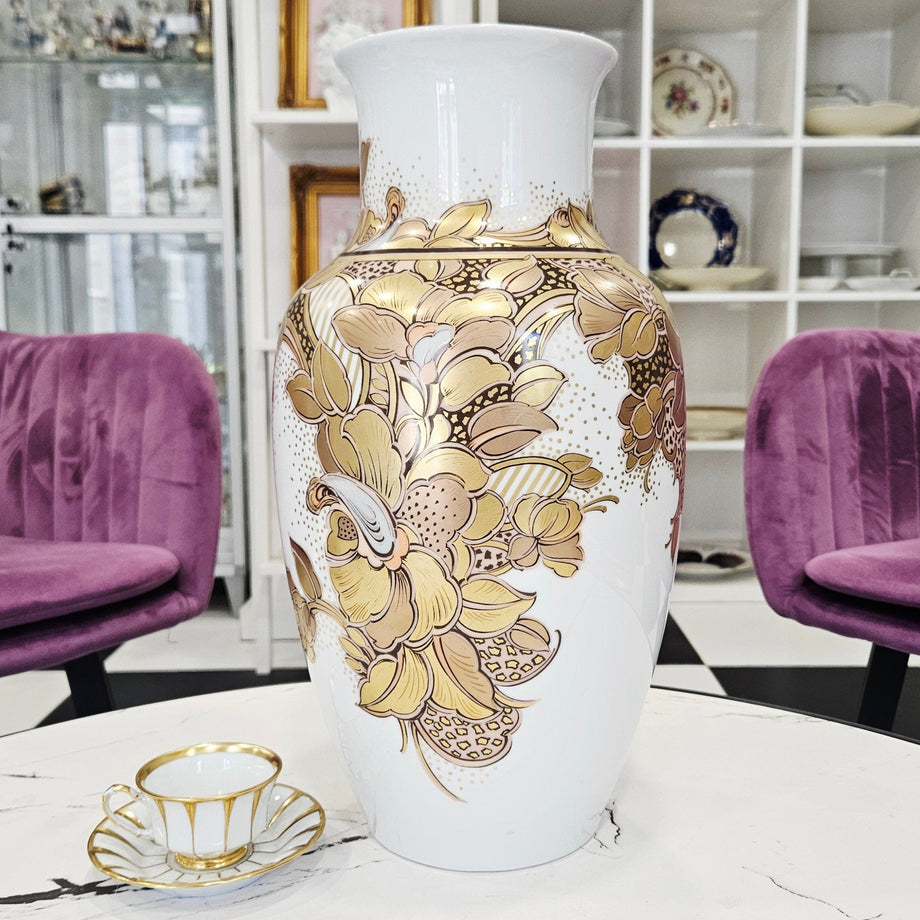 Sehr große Vase aus Kaiser-Porzellan. Entwurf von K. Nossek. (38cm.) –
