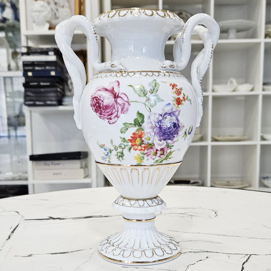 Neundorfer Porzellanvase mit Blumendekor und ineinander verschlungenen –