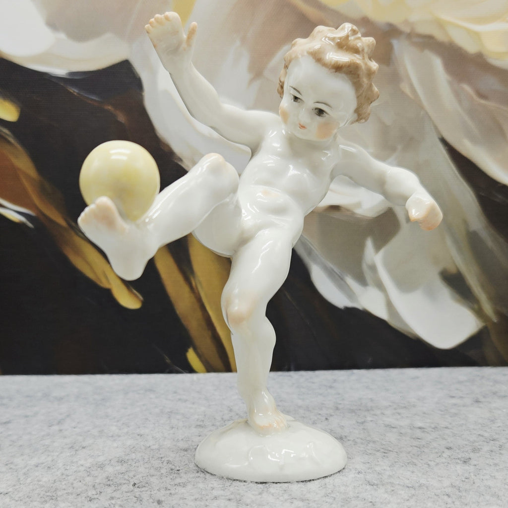 Hutschenreuther“-Porzellanfigur – ein Junge, der einen Ball kickt (12 –