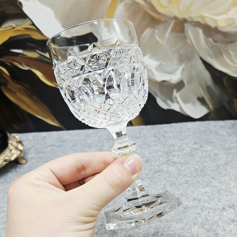 1 Stück: Kleines, elegantes, handgraviertes Weinglas aus klarem Krista –