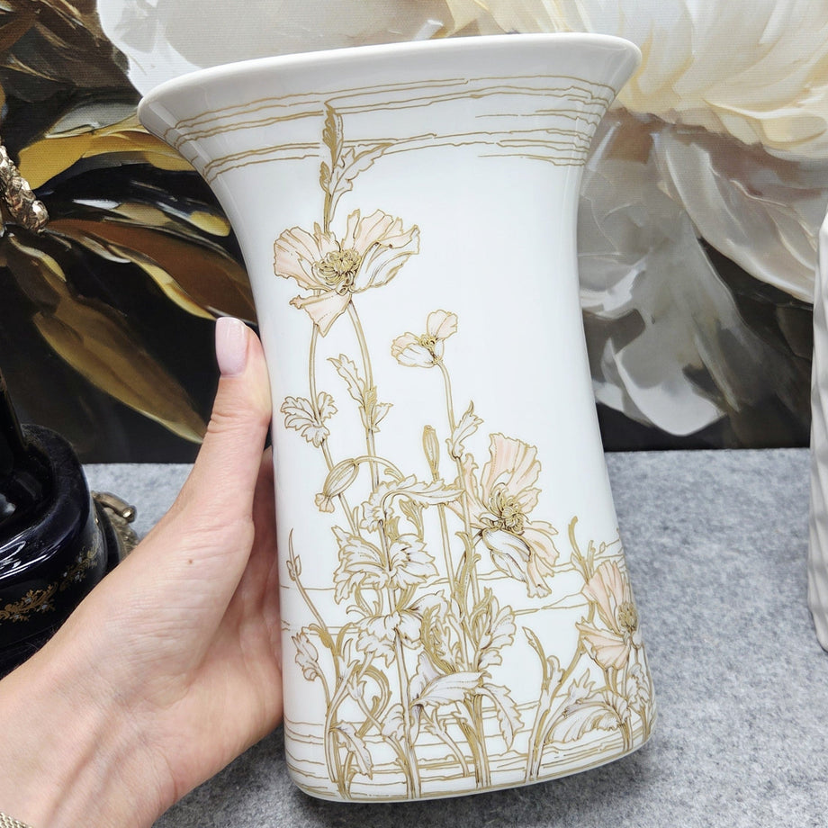 Sammlerstück: Vase aus weißem Porzellan aus der Serie „AK Kaiser“, „Na –