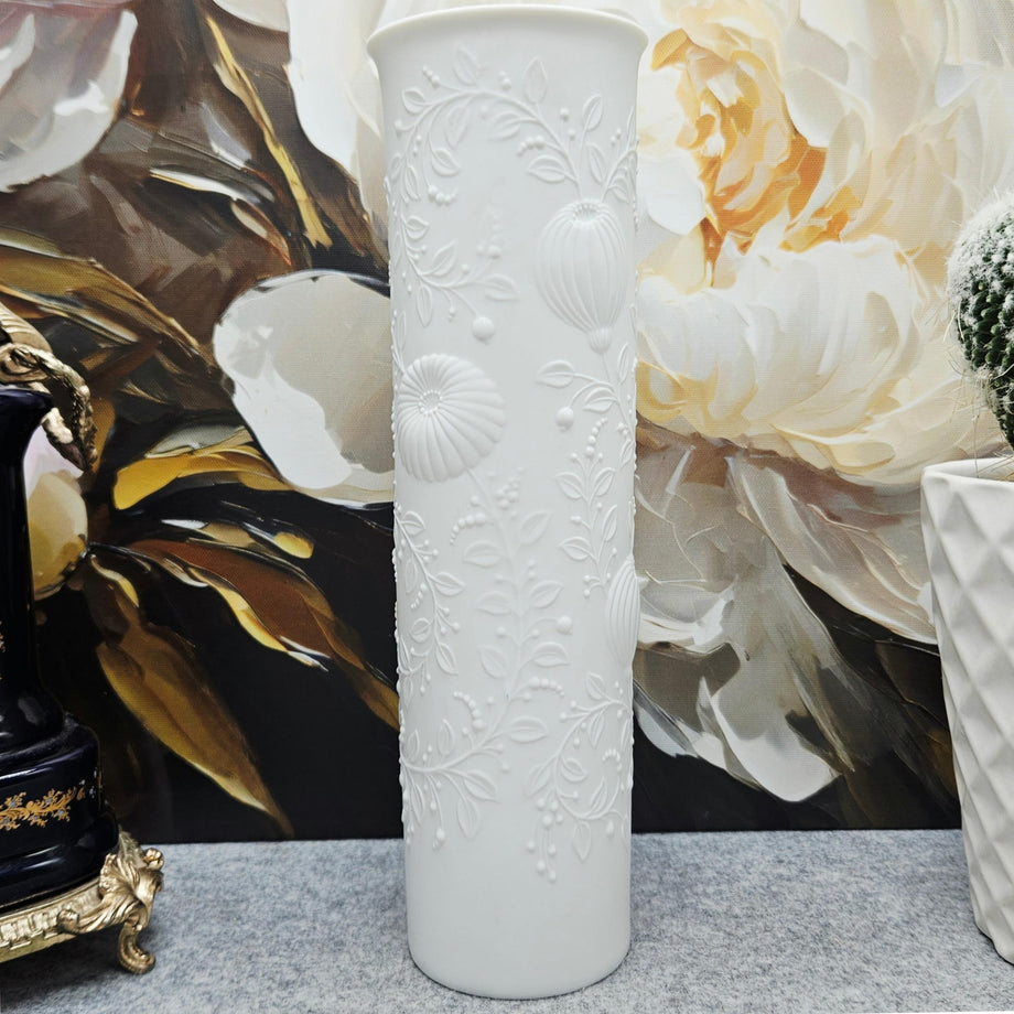 Wunderschöne Vase „AK Kaiser“ aus weißem Porzellan in klassischer Form –