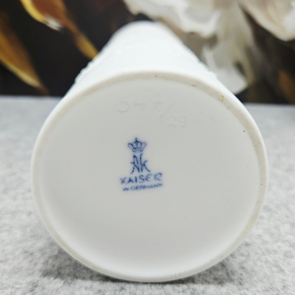 Wunderschöne Vase „AK Kaiser“ aus weißem Porzellan in klassischer Form –