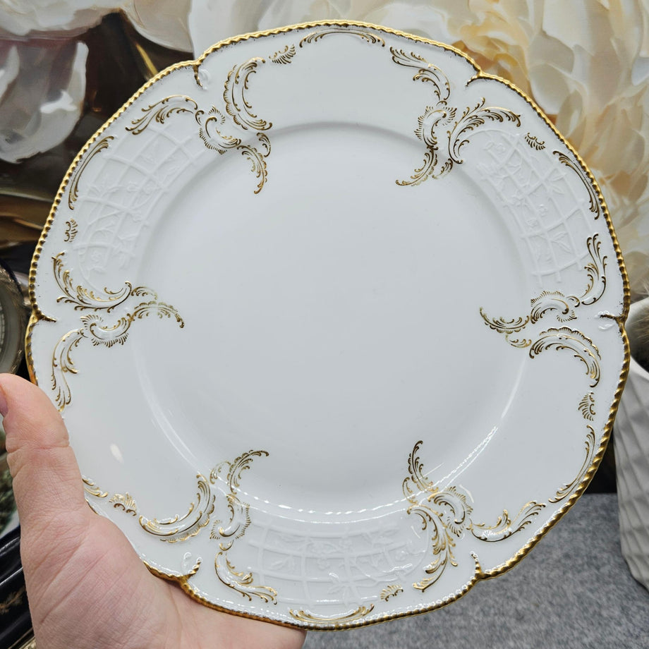Ein Teller (20 cm) aus der klassischen „Sanssouci“-Porzellankollektion –